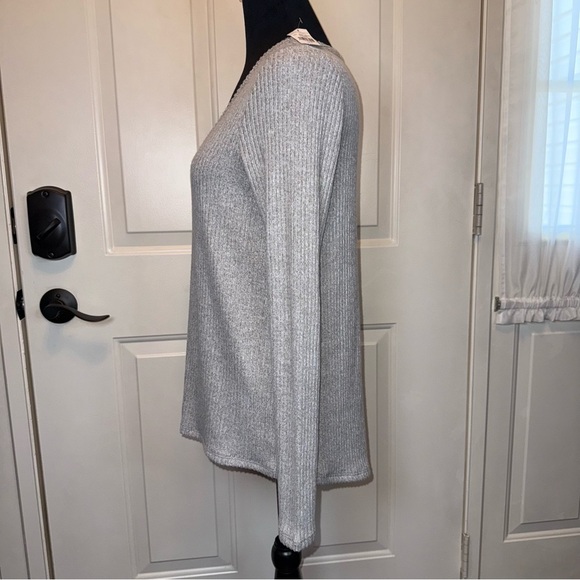 American Eagle Outfitters Light Gray Ribbed V-Neck Long Sleeve Top Sz S NWT SOFT - Picture 3 of 11